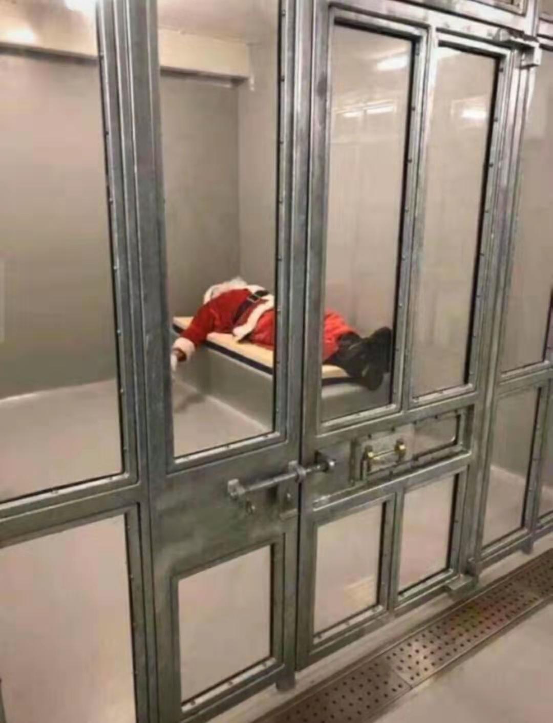 抖音圣诞老人被关起来的图片可保存